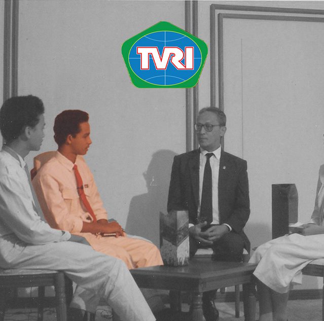 Anies Baswedan bergabung dengan program Tanah Merdeka di Televisi Republik Indonesia (TVRI) Stasiun Yogyakarta dan mendapat peran sebagai pewawancara tetap tokoh-tokoh nasional.