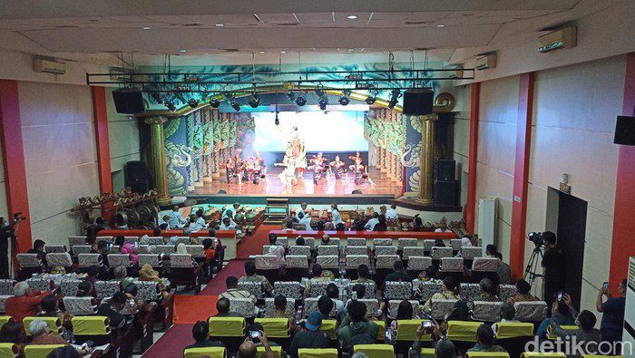 Anies Baswedan merenovasi gedung keseniang wayang Bharata
