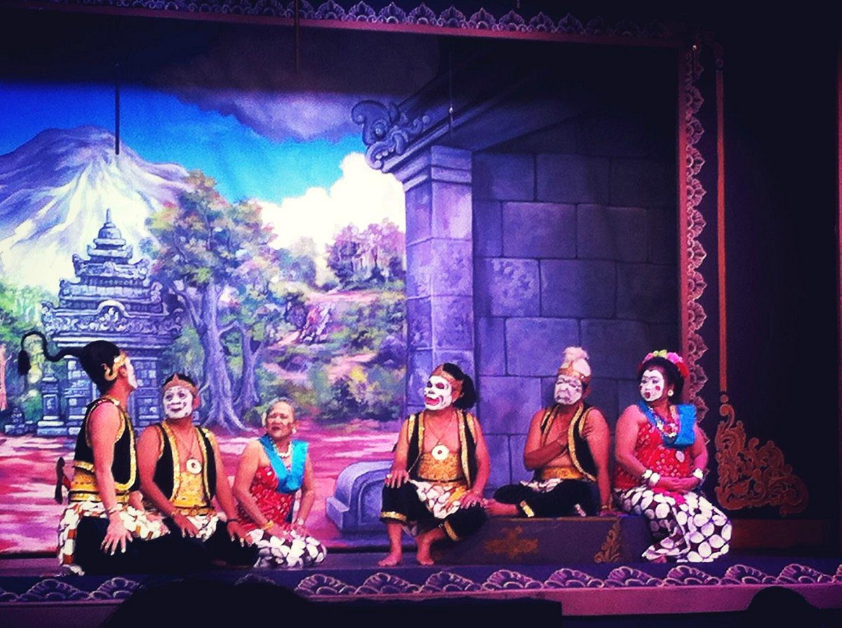 Anies Baswedan merenovasi gedung keseniang wayang Bharata